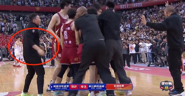 关于全队战术紧密配合，压倒对手势头如虹的信息