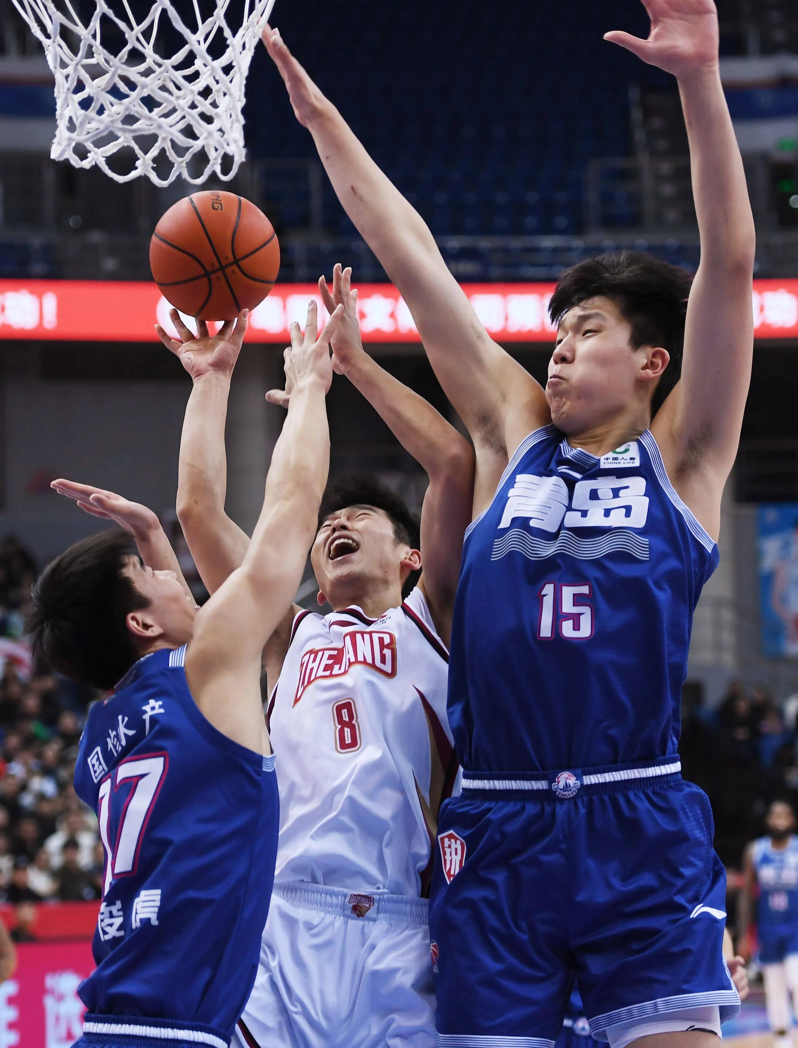 比赛即将开始，球队们全力以赴争夺胜利！