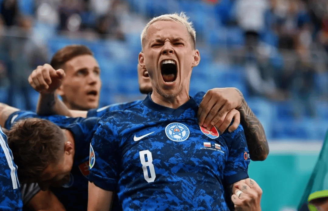 欧国联比赛激烈对抗，球员受伤