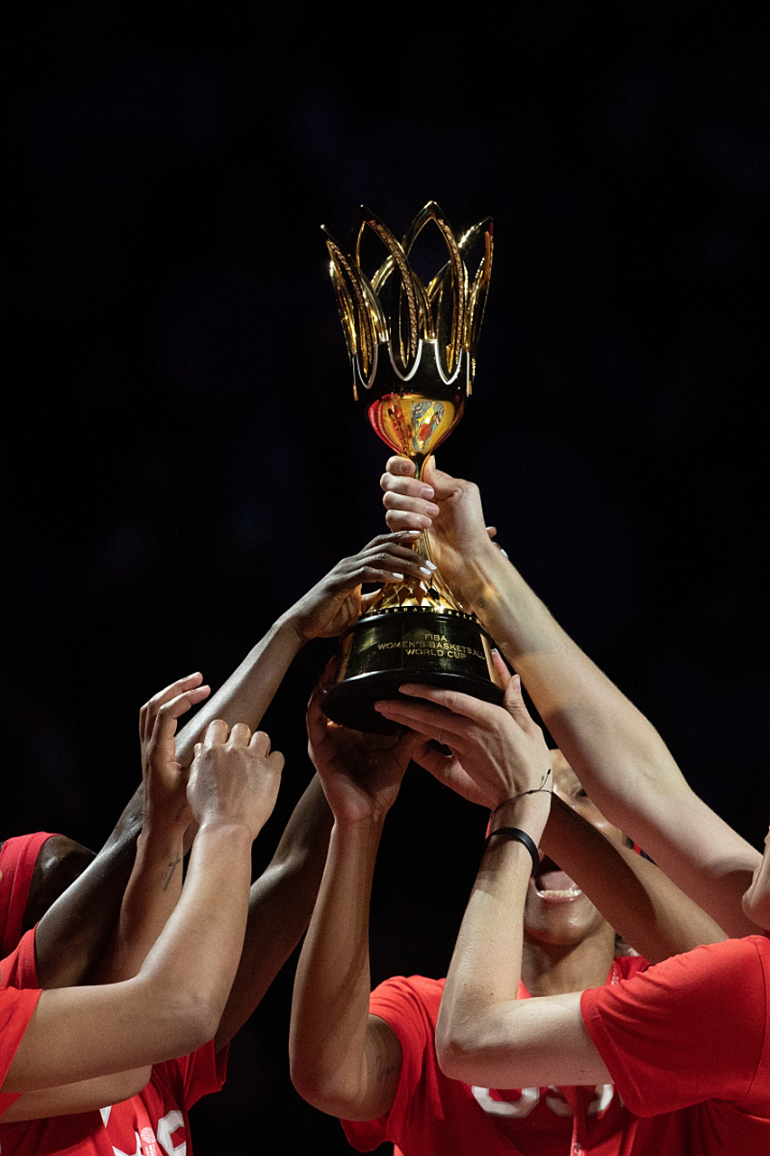 足球场上精神角逐：双雄对阵谁能笑到最后的简单介绍