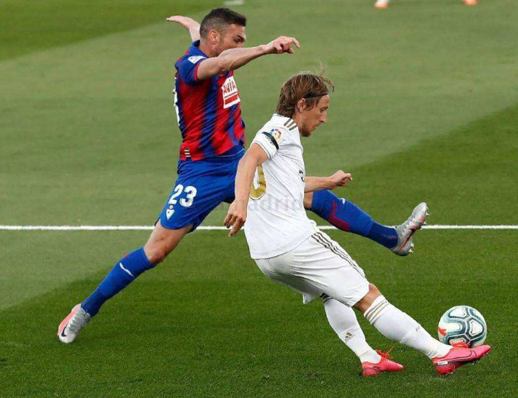 aoa体育直播-毕尔巴鄂大胜埃瓦尔，势不可挡气吞山河