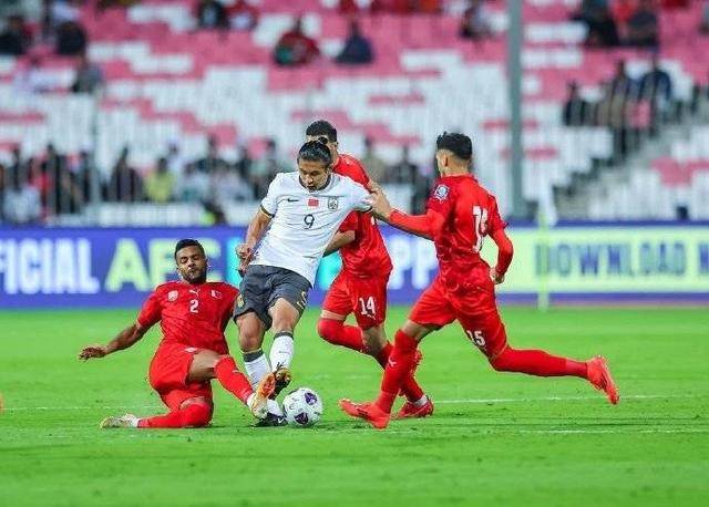 足球赛场上，泰国队面对强敌，取得胜利