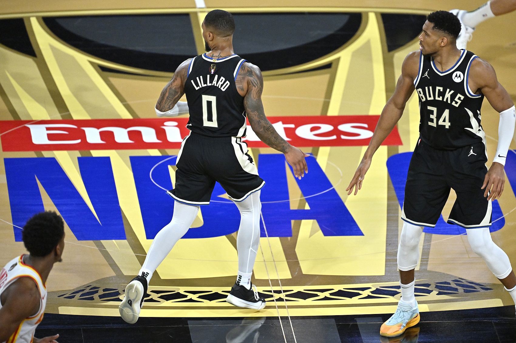 雄鹿核心强硬防守，带领球队夺冠