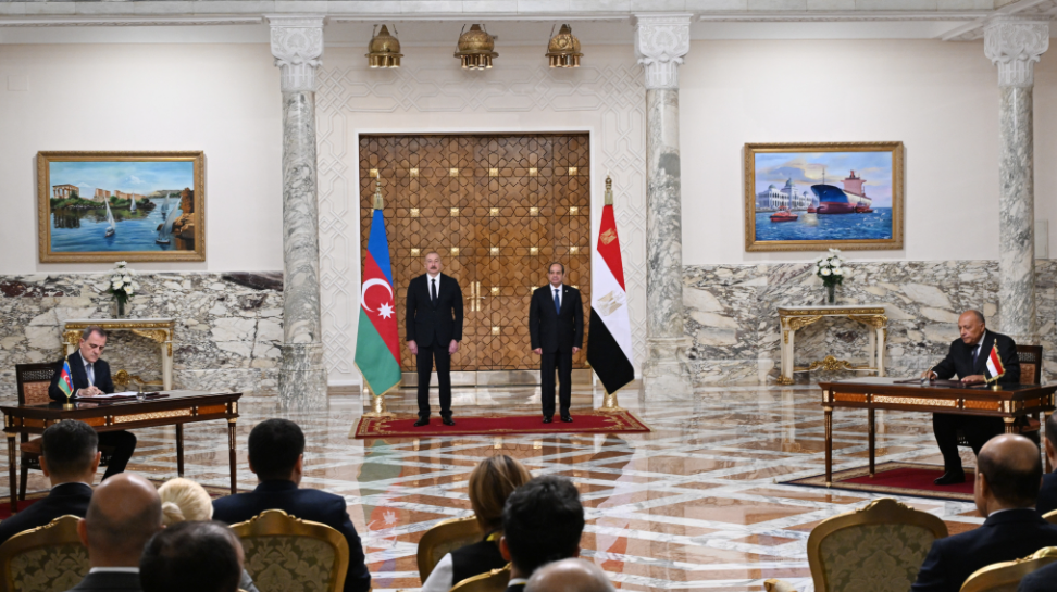 包含阿塞拜疆国家队与埃及国家队争夺胜利的词条