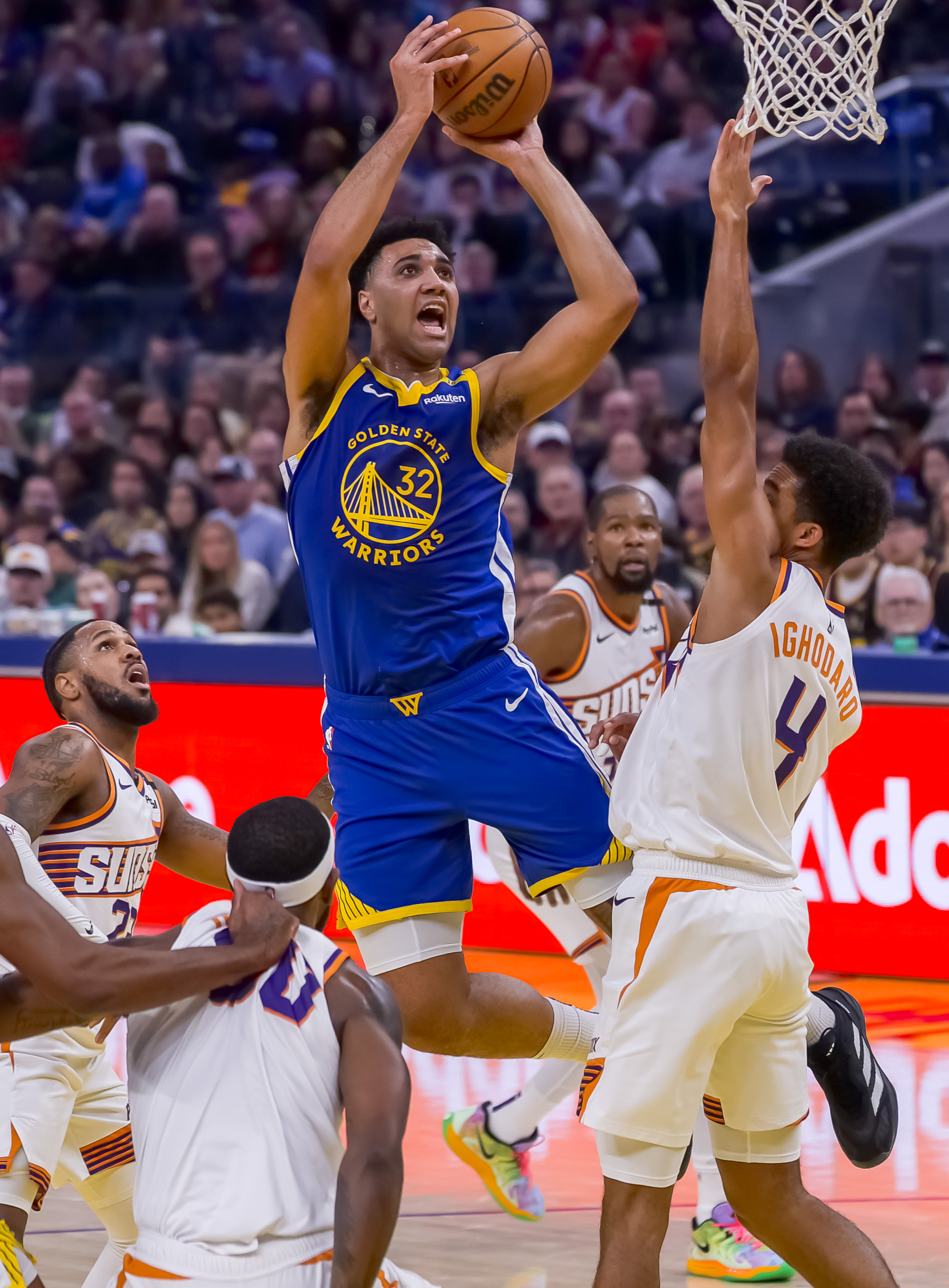 体育盛事：球员们在场上尽展实力的简单介绍